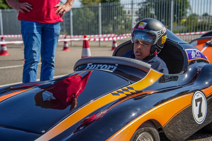 In beeld: Autoliefhebbers zetten zieke kinderen in het zonnetje bij Blauwvingerrally - Foto: Obbe Bakker