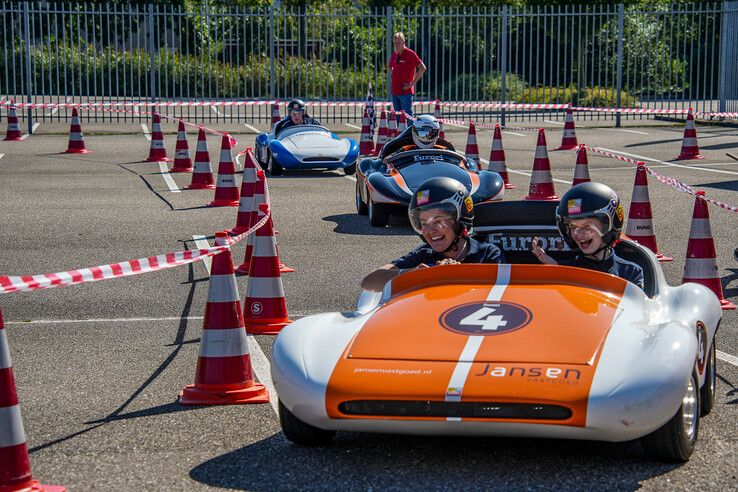 In beeld: Autoliefhebbers zetten zieke kinderen in het zonnetje bij Blauwvingerrally - Foto: Obbe Bakker