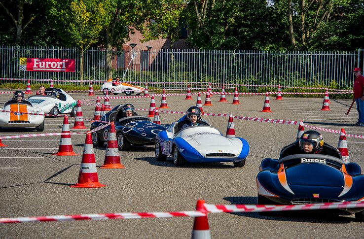 In beeld: Autoliefhebbers zetten zieke kinderen in het zonnetje bij Blauwvingerrally - Foto: Obbe Bakker