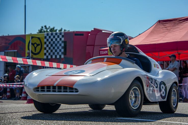 In beeld: Autoliefhebbers zetten zieke kinderen in het zonnetje bij Blauwvingerrally - Foto: Obbe Bakker