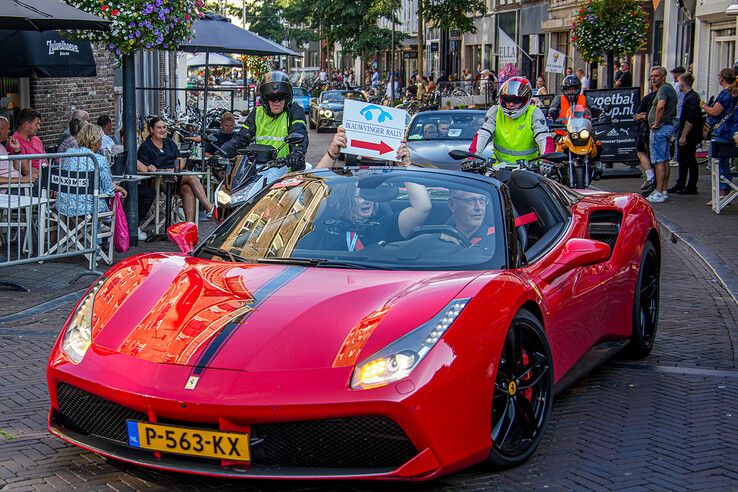 In beeld: Autoliefhebbers zetten zieke kinderen in het zonnetje bij Blauwvingerrally - Foto: Obbe Bakker