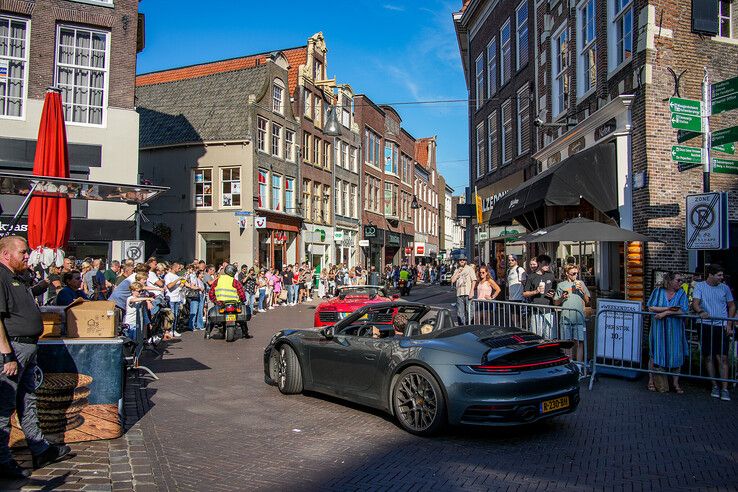 In beeld: Autoliefhebbers zetten zieke kinderen in het zonnetje bij Blauwvingerrally - Foto: Obbe Bakker