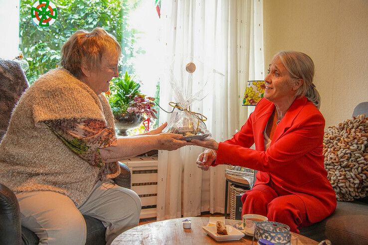 Anne Huizing en wethouder Anja Roelfs. - Foto: Obbe Bakker