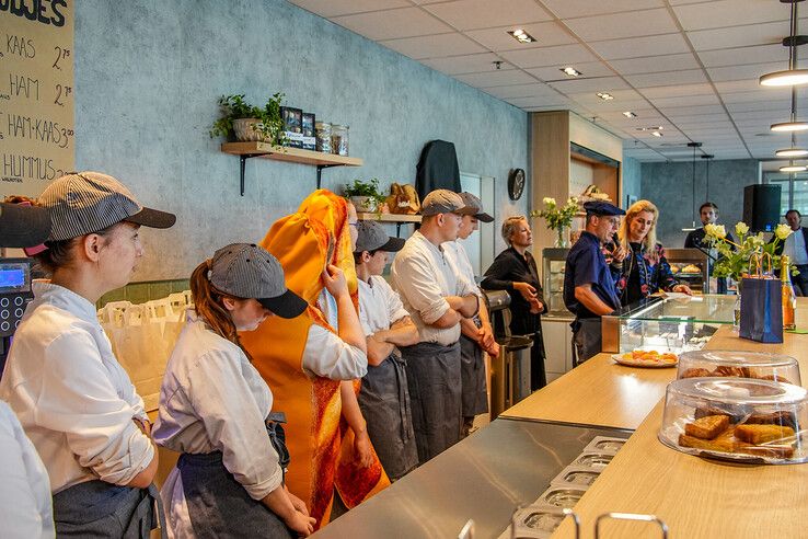 In beeld: Deltion opent vernieuwde bakkerswinkel - Foto: Obbe Bakker