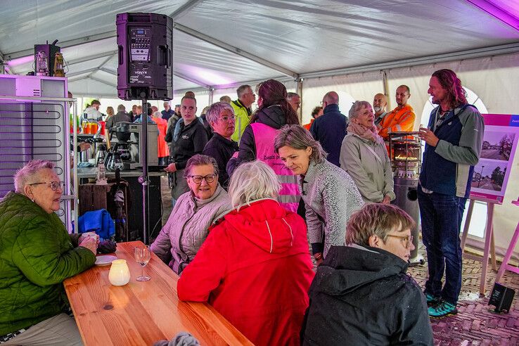 In beeld: Herinrichting Kop van Assendorp gevierd in stromende regen - Foto: Obbe Bakker