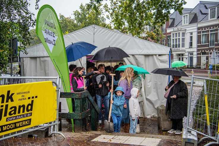 In beeld: Herinrichting Kop van Assendorp gevierd in stromende regen - Foto: Obbe Bakker