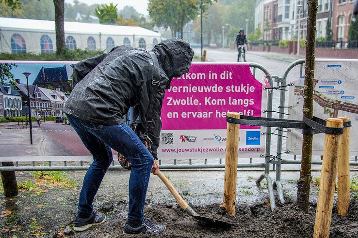 In beeld: Herinrichting Kop van Assendorp gevierd in stromende regen - Foto: Obbe Bakker