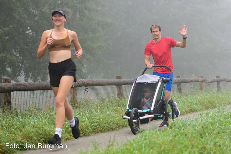 In beeld: Mistig maar succesvol debuut van Parkrun in Zwolle - Foto: Jan Burgman