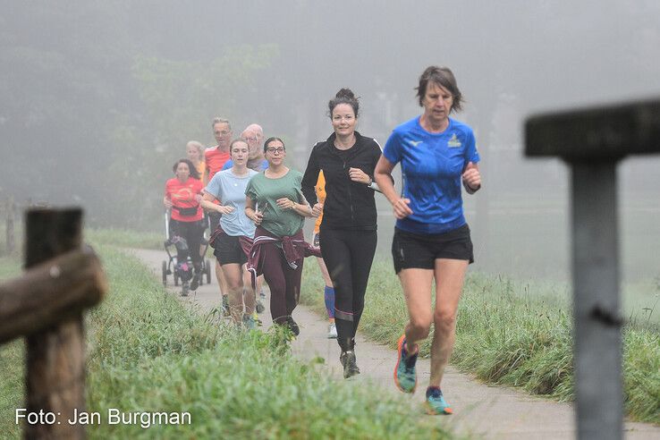 In beeld: Mistig maar succesvol debuut van Parkrun in Zwolle - Foto: Jan Burgman