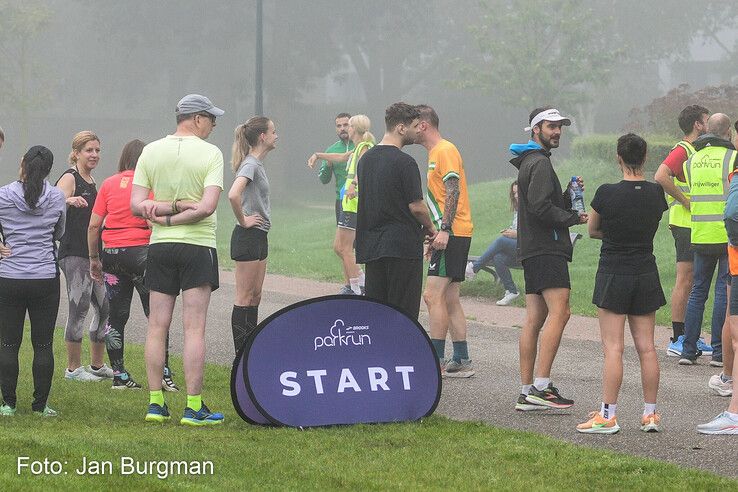 In beeld: Mistig maar succesvol debuut van Parkrun in Zwolle - Foto: Jan Burgman