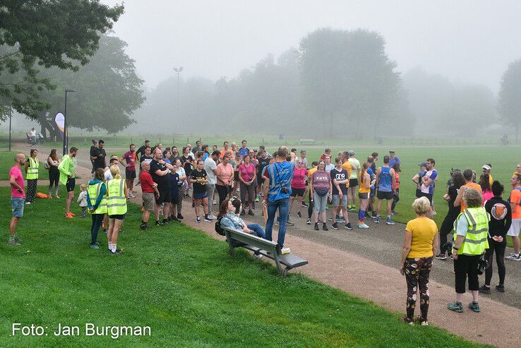 In beeld: Mistig maar succesvol debuut van Parkrun in Zwolle - Foto: Jan Burgman