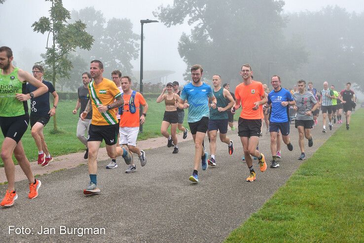 In beeld: Mistig maar succesvol debuut van Parkrun in Zwolle - Foto: Jan Burgman