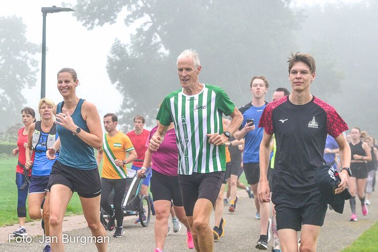 In beeld: Mistig maar succesvol debuut van Parkrun in Zwolle - Foto: Jan Burgman