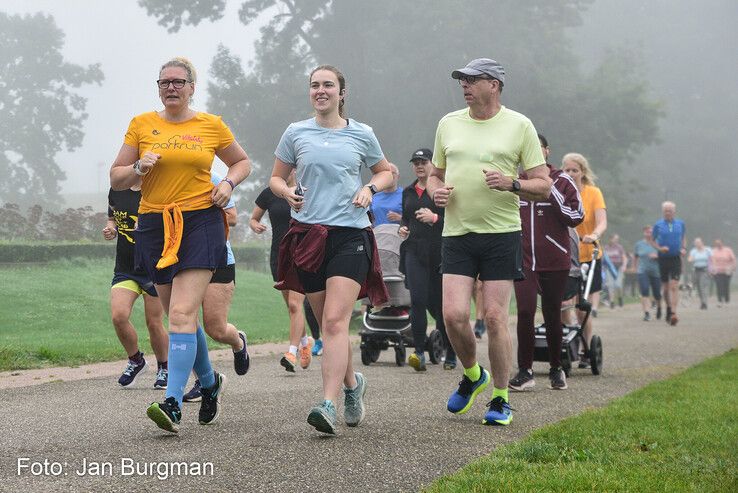 In beeld: Mistig maar succesvol debuut van Parkrun in Zwolle - Foto: Jan Burgman