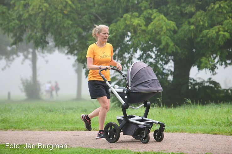 In beeld: Mistig maar succesvol debuut van Parkrun in Zwolle - Foto: Jan Burgman