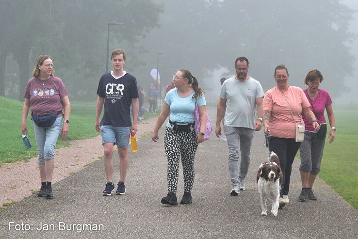 In beeld: Mistig maar succesvol debuut van Parkrun in Zwolle - Foto: Jan Burgman