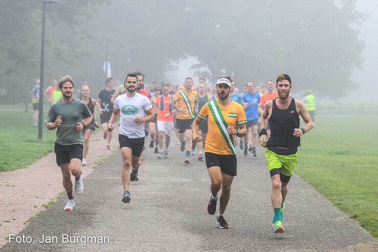 In beeld: Mistig maar succesvol debuut van Parkrun in Zwolle - Foto: Jan Burgman