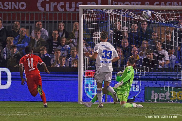 In beeld: PEC Zwolle komt net tekort tegen AZ - Foto: Hans Smit