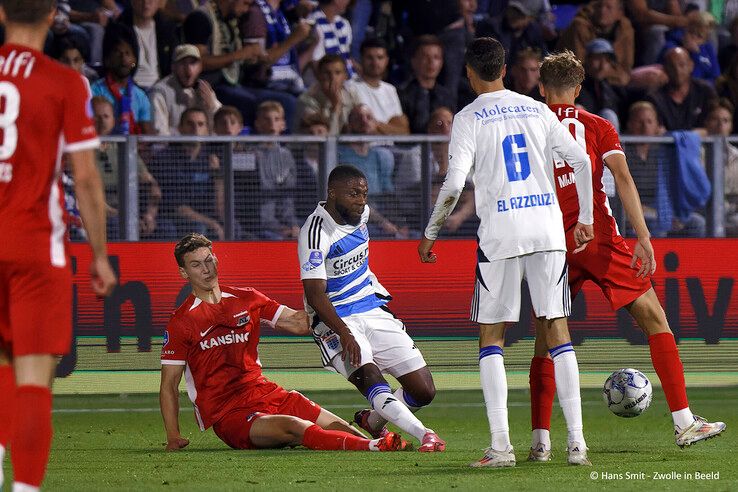 In beeld: PEC Zwolle komt net tekort tegen AZ - Foto: Hans Smit