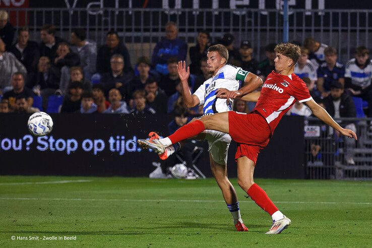 In beeld: PEC Zwolle komt net tekort tegen AZ - Foto: Hans Smit