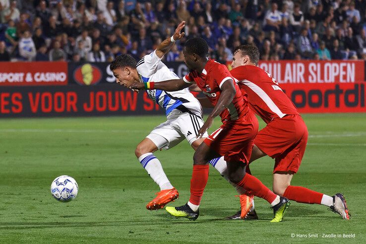 In beeld: PEC Zwolle komt net tekort tegen AZ - Foto: Hans Smit