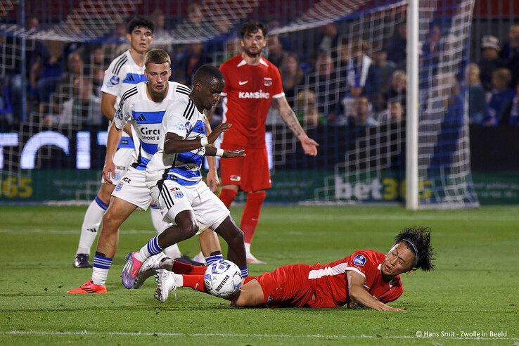 In beeld: PEC Zwolle komt net tekort tegen AZ - Foto: Hans Smit