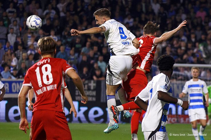 In beeld: PEC Zwolle komt net tekort tegen AZ - Foto: Hans Smit