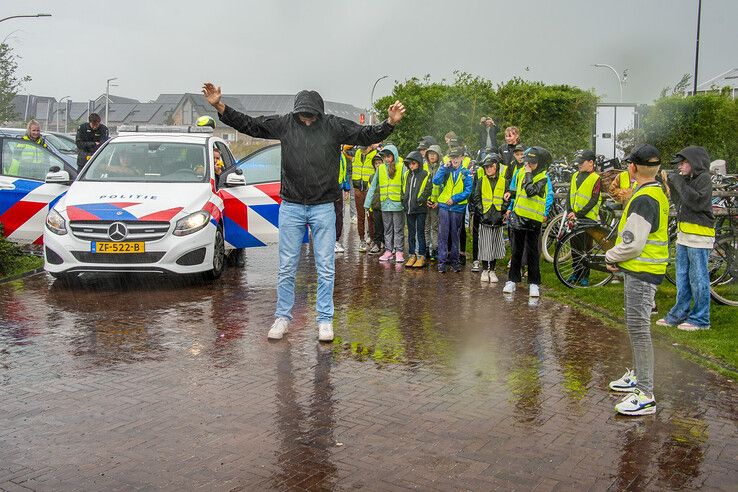 In beeld: Handen omhoog, politiekids houden het niet droog! - Foto: Obbe Bakker