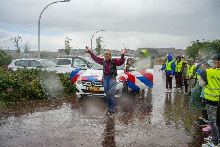 In beeld: Handen omhoog, politiekids houden het niet droog! - Foto: Obbe Bakker