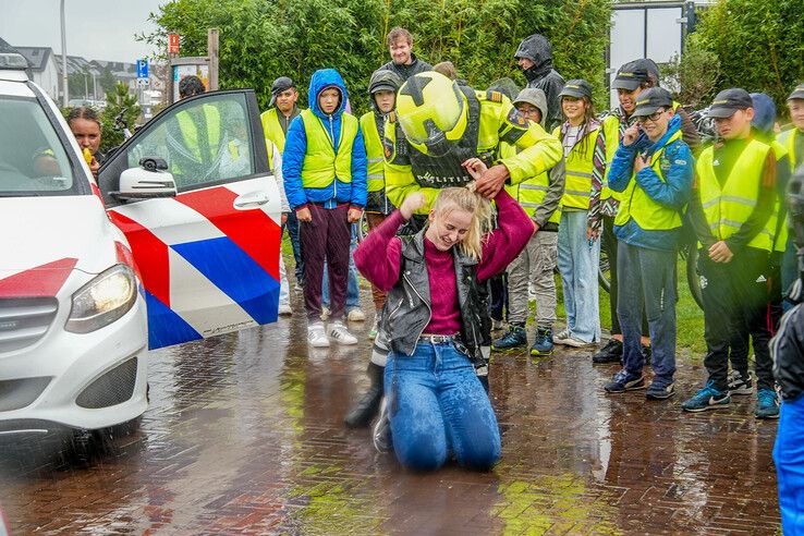 In beeld: Handen omhoog, politiekids houden het niet droog! - Foto: Obbe Bakker