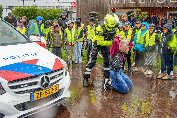 In beeld: Handen omhoog, politiekids houden het niet droog! - Foto: Obbe Bakker