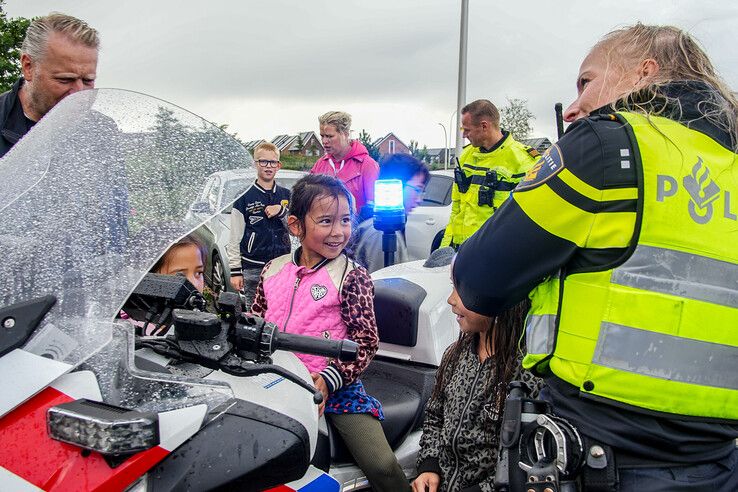 In beeld: Handen omhoog, politiekids houden het niet droog! - Foto: Obbe Bakker