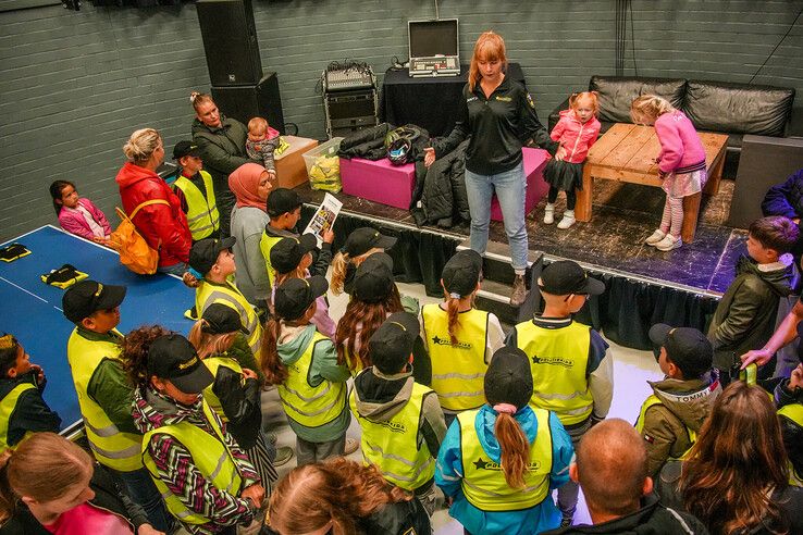 In beeld: Handen omhoog, politiekids houden het niet droog! - Foto: Obbe Bakker