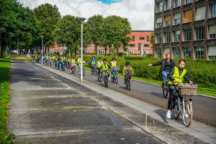 In beeld: Handen omhoog, politiekids houden het niet droog! - Foto: Obbe Bakker