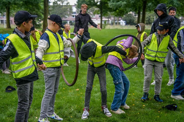 In beeld: Handen omhoog, politiekids houden het niet droog! - Foto: Obbe Bakker