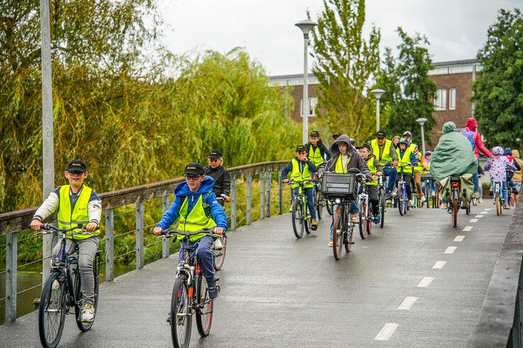 In beeld: Handen omhoog, politiekids houden het niet droog! - Foto: Obbe Bakker