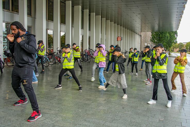 In beeld: Handen omhoog, politiekids houden het niet droog! - Foto: Obbe Bakker