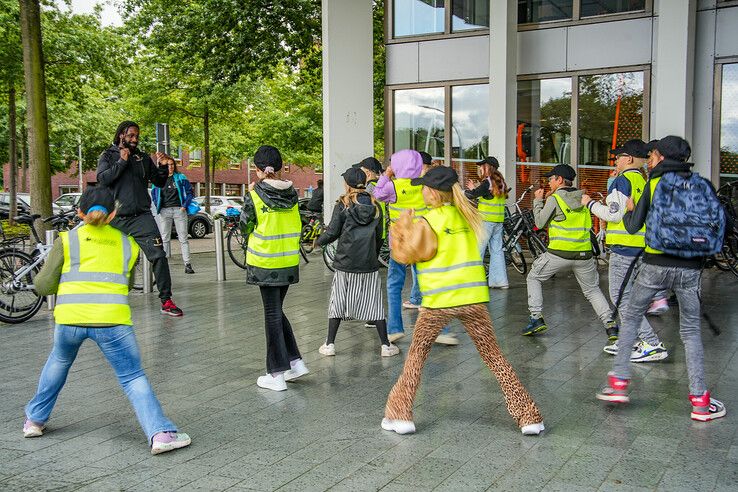 In beeld: Handen omhoog, politiekids houden het niet droog! - Foto: Obbe Bakker