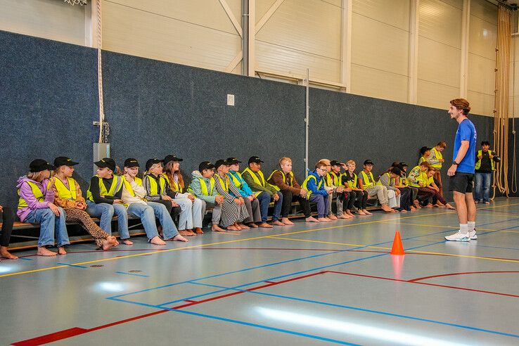 In beeld: Handen omhoog, politiekids houden het niet droog! - Foto: Obbe Bakker