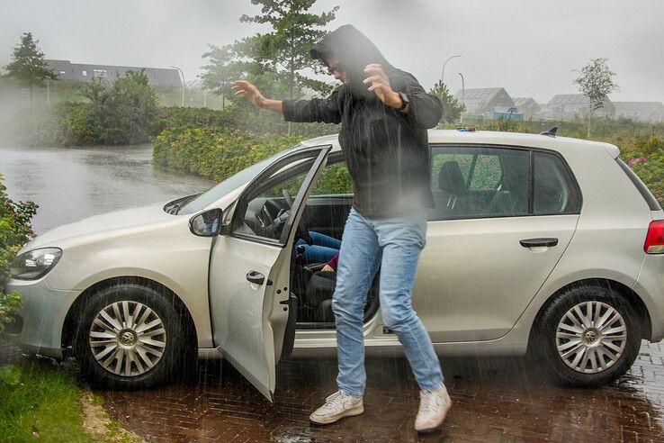 In beeld: Handen omhoog, politiekids houden het niet droog! - Foto: Obbe Bakker