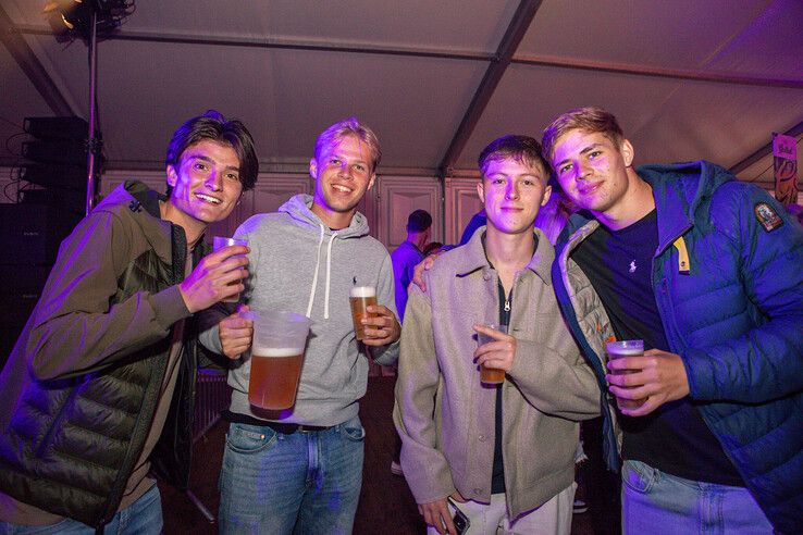 In beeld: Stadshagenfestival afgesloten met feestavond in park - Foto: Ruben Meinten