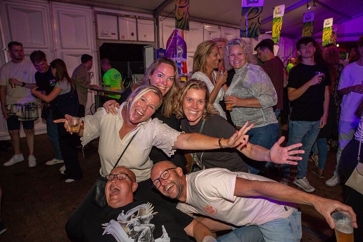 In beeld: Stadshagenfestival afgesloten met feestavond in park - Foto: Ruben Meinten