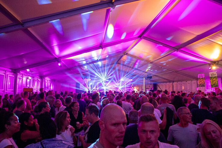 In beeld: Stadshagenfestival afgesloten met feestavond in park - Foto: Ruben Meinten