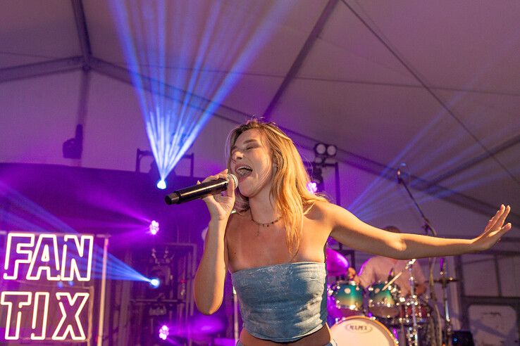 In beeld: Stadshagenfestival afgesloten met feestavond in park - Foto: Ruben Meinten