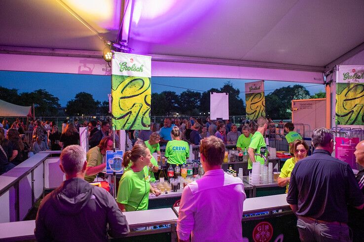 In beeld: Stadshagenfestival afgesloten met feestavond in park - Foto: Ruben Meinten