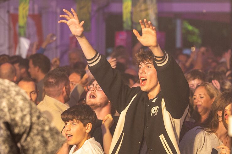 In beeld: Stadshagenfestival afgesloten met feestavond in park - Foto: Ruben Meinten