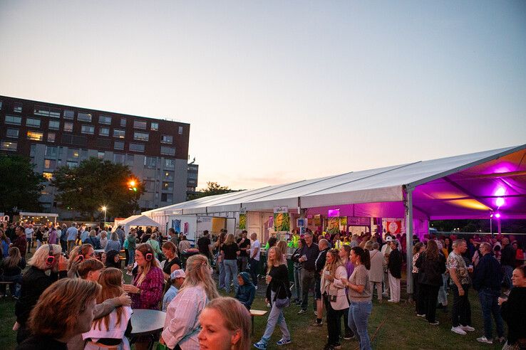 In beeld: Stadshagenfestival afgesloten met feestavond in park - Foto: Ruben Meinten