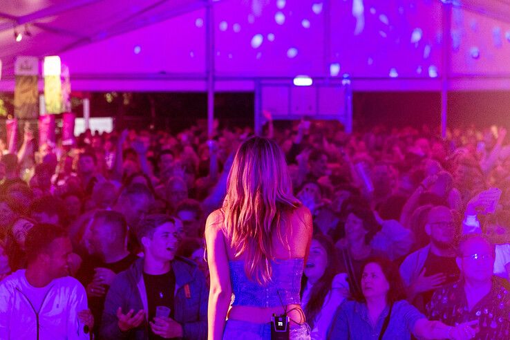 In beeld: Stadshagenfestival afgesloten met feestavond in park - Foto: Ruben Meinten