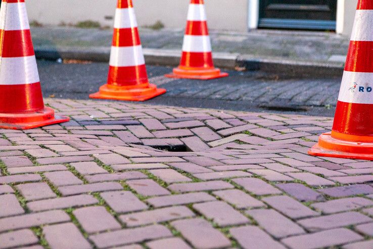 Het zinkgat zou volgens een medewerker van Rova minstens een meter diep zijn. - Foto: Ruben Meinten