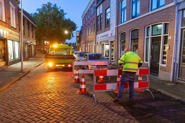 Zinkgat in Diezerplein, handhavers zetten tijdelijk weg af - Foto: Ruben Meinten